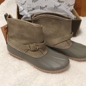 Avanti stone colored duck boots size 9 (110)